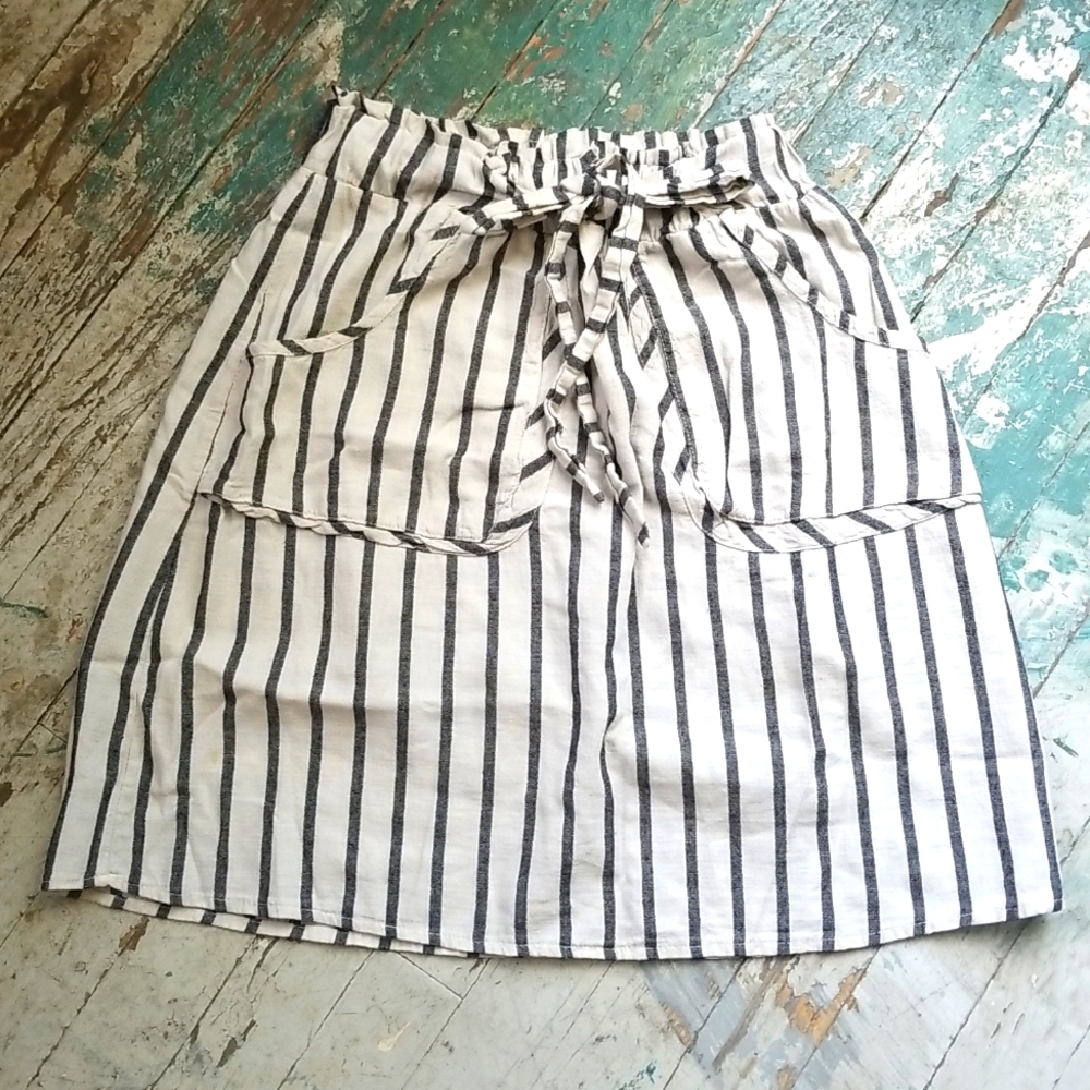 High waisted skirt , Leidiro Collection grey pinstripe size small